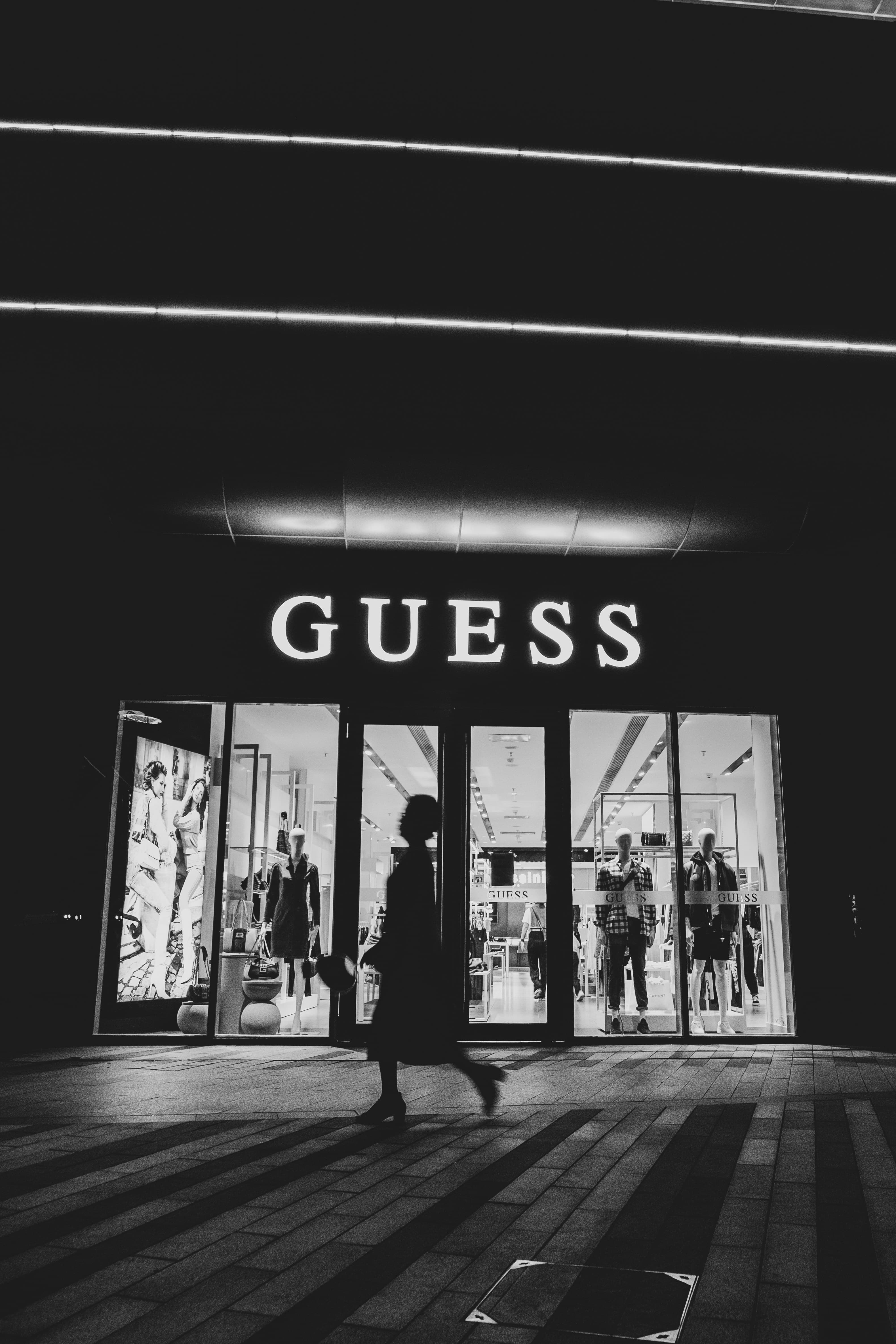 Success Story: GUESS Ensures Global Brand Consistency with Virtual Tours and Apple Technology
